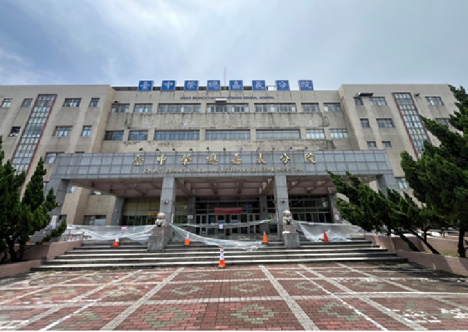 The entrance gate of the Chiayi Branch of Taichung Veterans General Hospital is being coated with Sw